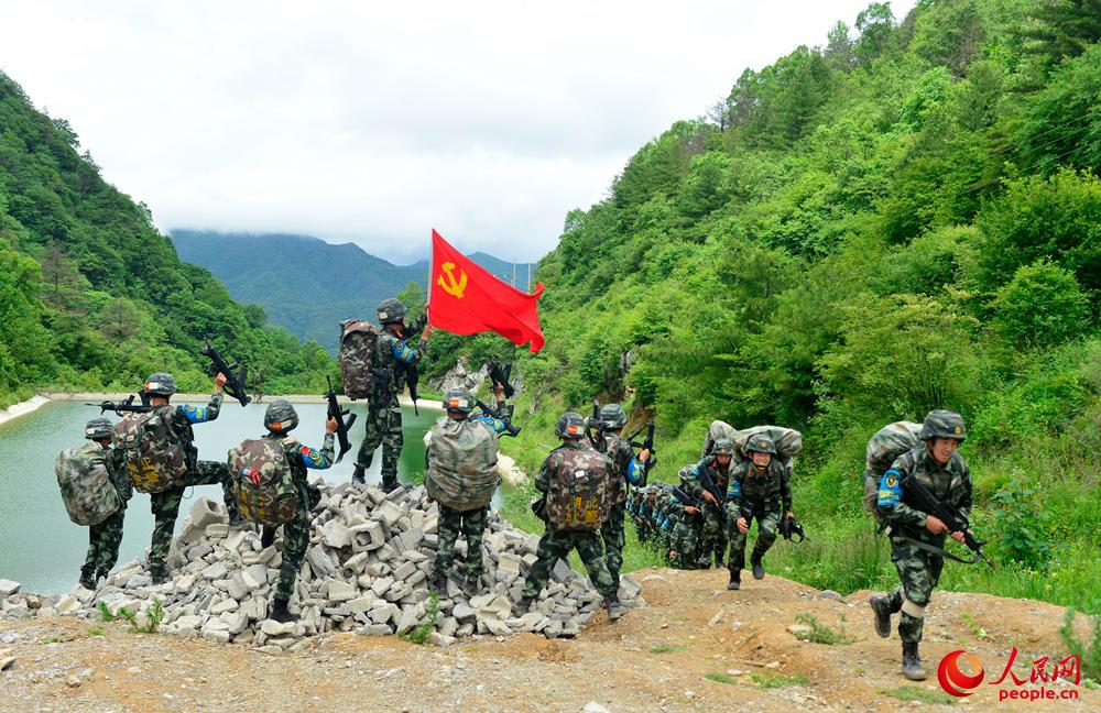 党旗引领前进方向.何智利摄