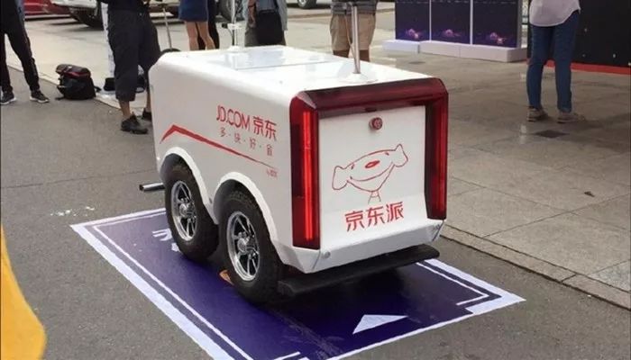 对于 普通快递,目前我们已经看到了阿里,京东的物流机器人在城市道路