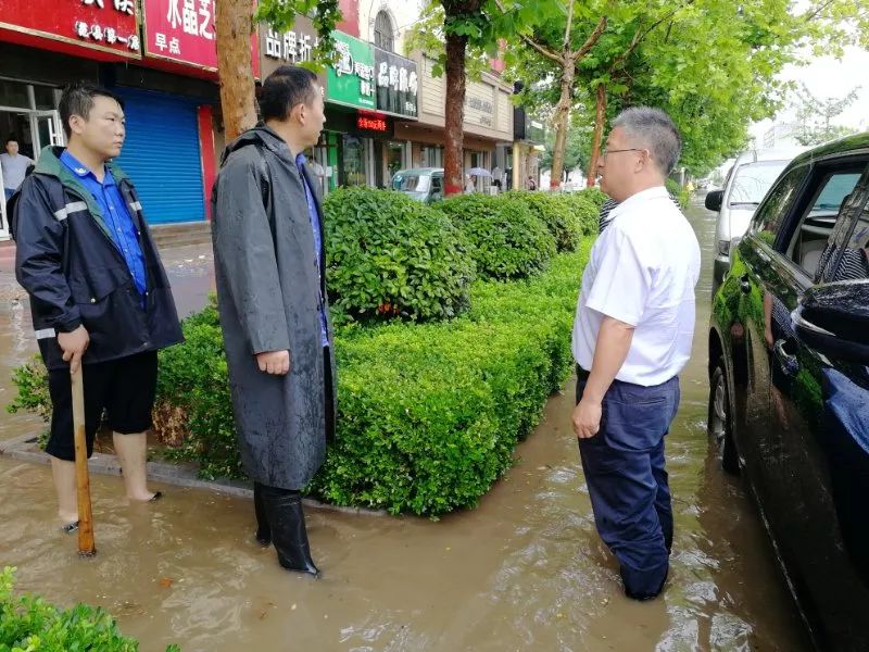 县委书记王秋芳立即率领县领导崔中士,宋庆军,荣玉清等赶到一中考点