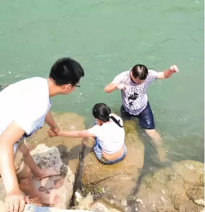 暖心铜仁一名小女孩河边玩耍不慎落水3名医生合力将其救起