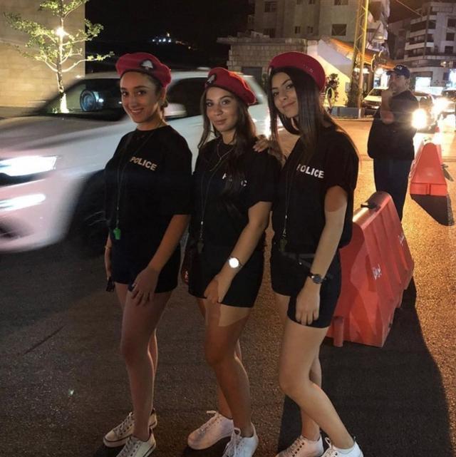 社会 正文  让女警察穿性感紧身警服来招揽游客,黎巴嫩人对这种做法