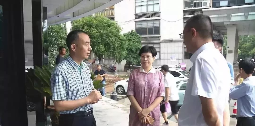 王先中一行先后深入竹海云天小区,江滨公园,行政服务中心,人民医院