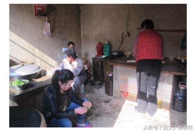 为何在旧社会,家里请客人吃饭,女人不能上桌子呢