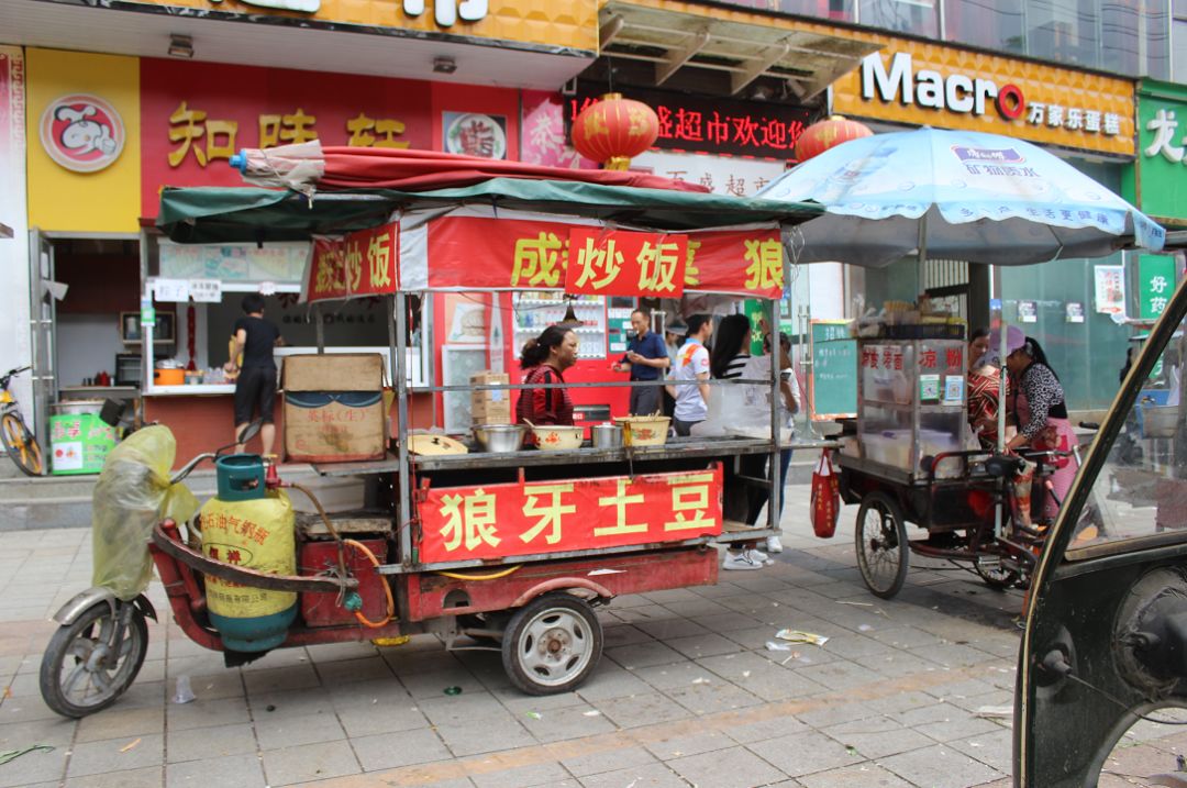 (但不够辣)狼牙土豆在利川很少见(坨坨土豆较多)狼牙土豆你喜欢哪一种