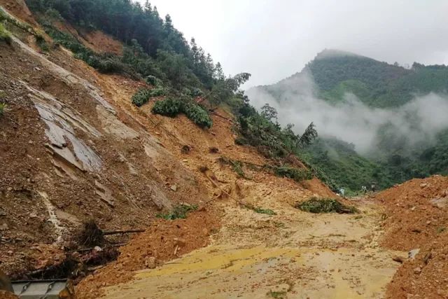 天峨:公路塌方路被堵 阻碍抢修被拘留