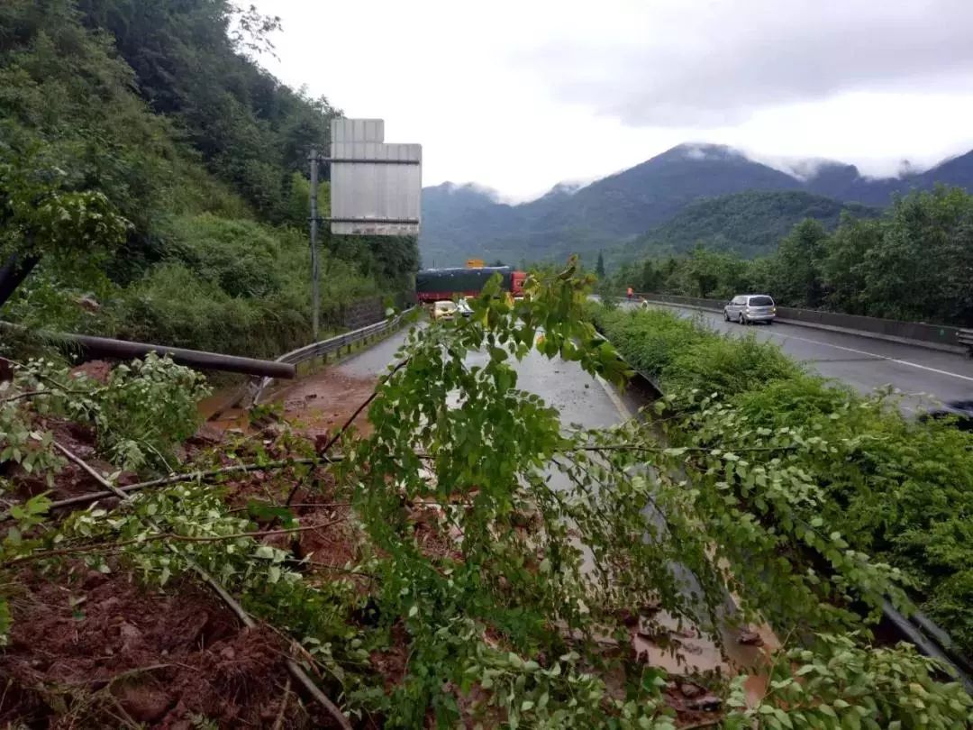 雨雨雨!川内多地道路受阻,突遇暴雨,山体滑坡该怎么办?