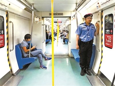 地铁八通线上乘务管理员正在工作 摄影/本报记者 黄亮