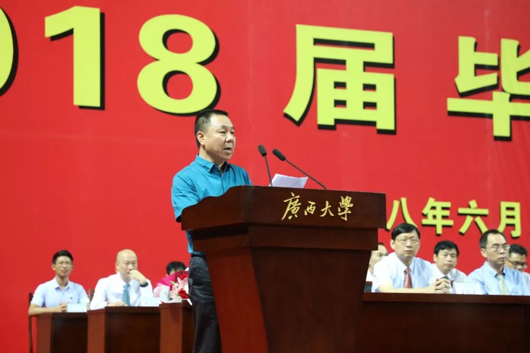 校党委书记刘正东代表学校接受由机械工程学院机械制造专业1980级