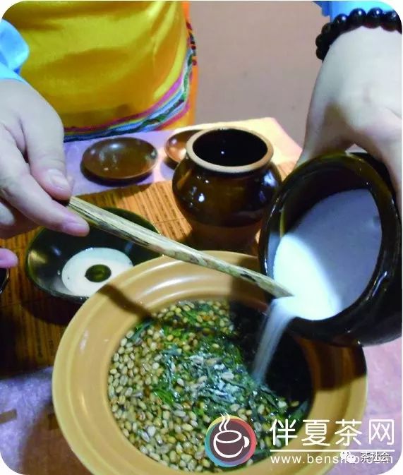 水→煮茶→加盐→分茶→敬茶→品茶 背景音乐:保安族民歌《舍我的阿哥