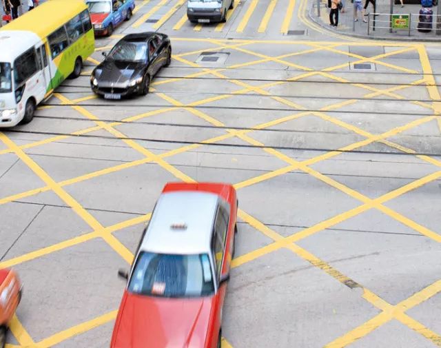 遇到这种黄色的网状线,长时或临时停车都不可以,不然很有可能会受到