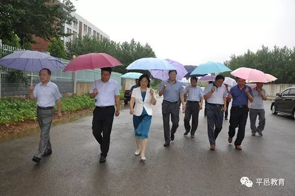 平邑县副县长张大伟,张晓华冒雨调度学校建设情况