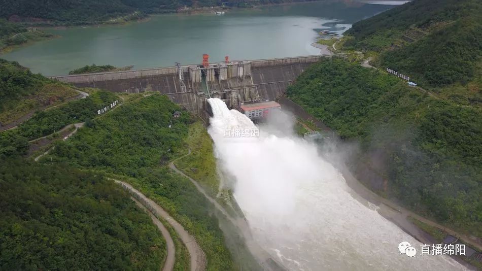 武都水库迎来历史最大洪峰航拍直击飞流直下