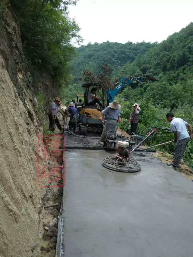 黄家营这个村的道路硬化工程开始了群众拍手称快