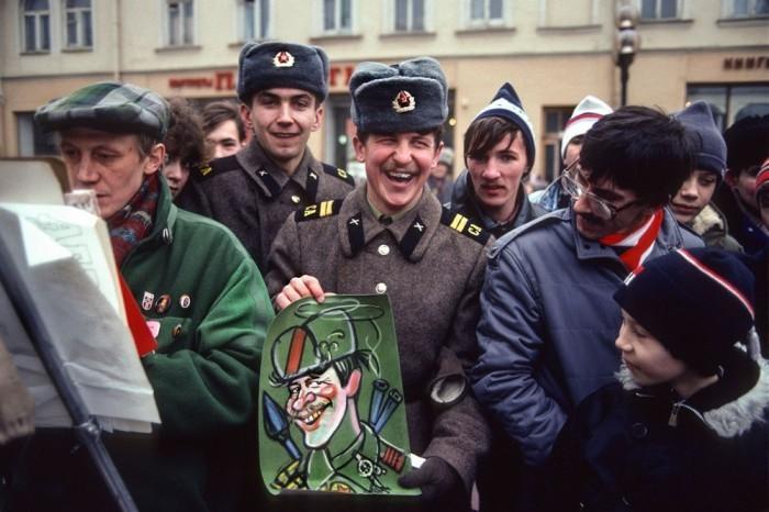 街头画家为苏联士兵画的漫画肖像