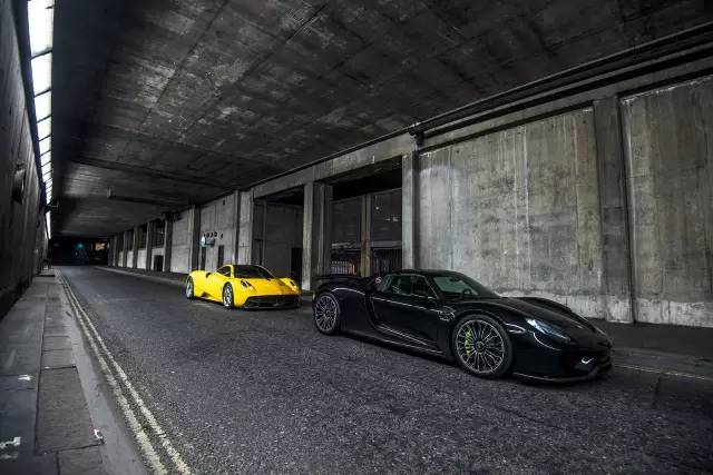 深夜魅影 黑色保时捷918 spyder & 黄色帕加尼huayra