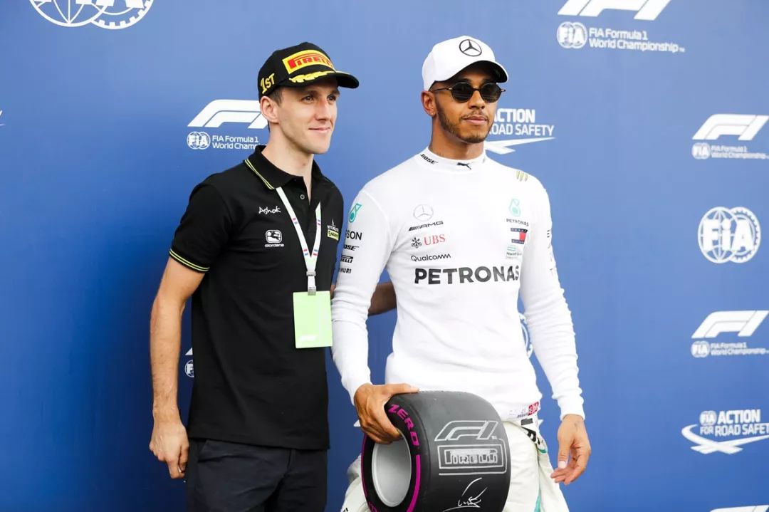 西蒙为f1赛车手刘易斯·汉密尔顿(lewis hamilton)颁发排位赛单圈最快