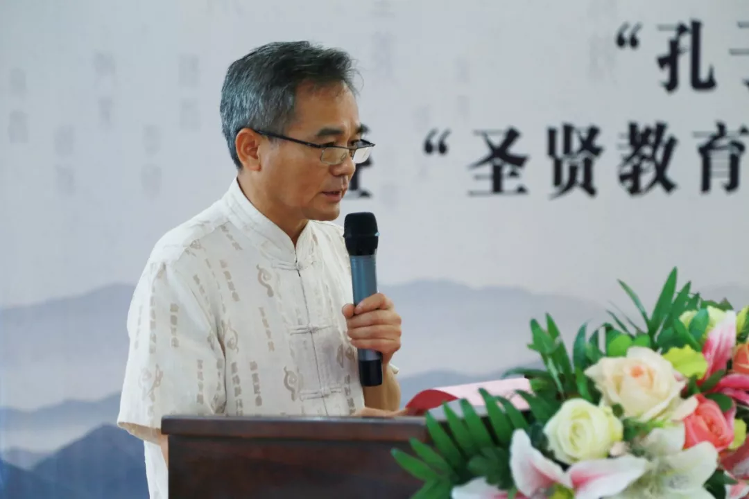 伴随着庄严高亢的旋律,孔德怡与颜祥荣共同为安徽国祯书院"孔子学堂"