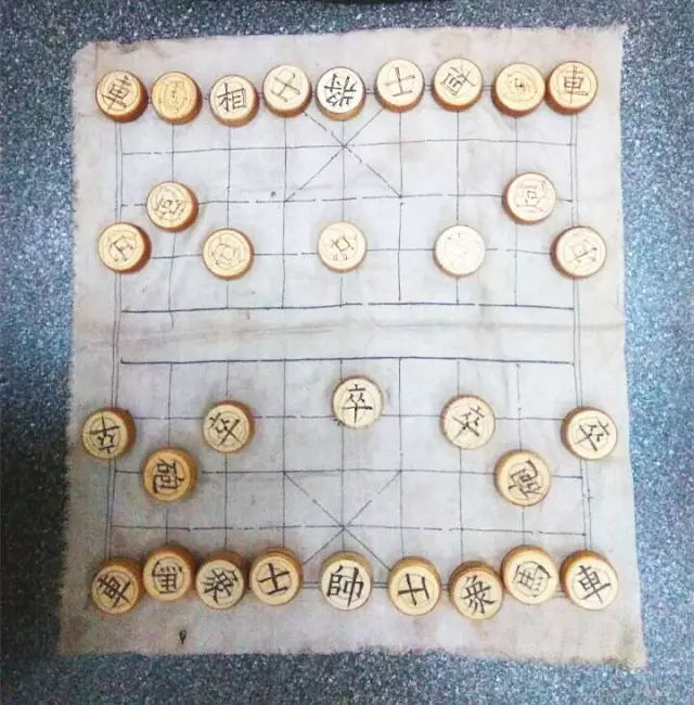 棋制由棋,箸,局等三种器具组成.