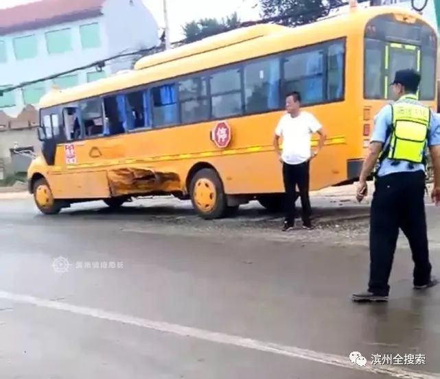 昨晚突发!滨州一校车与载重车辆发生刮擦事故,车上还有43名学生,所幸.