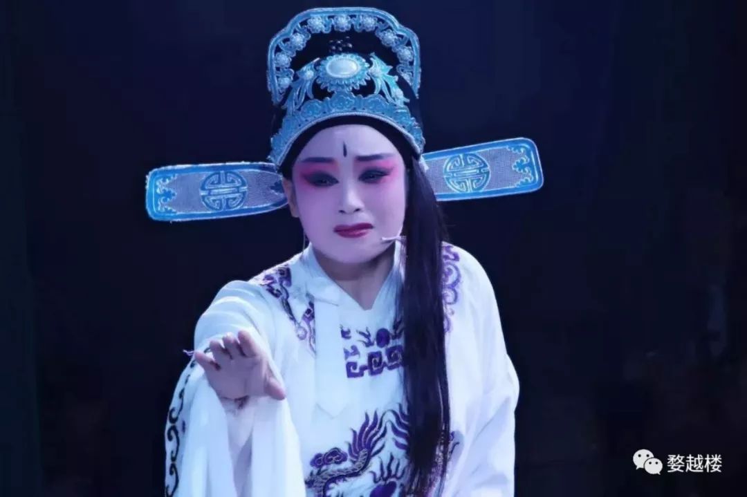 婺剧演员,女,浦江人,攻小生,演出二十余年,塑造的经典形象数不胜数.