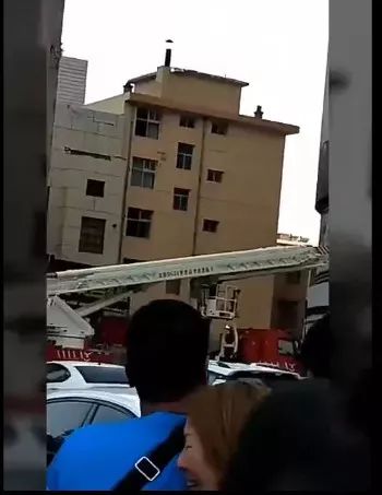 甘肃19岁少女跳楼自尽,围观者"你跳不跳,你究竟出于什么心理?