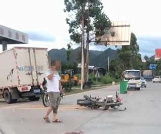 安远风山加油站路段发生一起车祸,一人倒地不起.