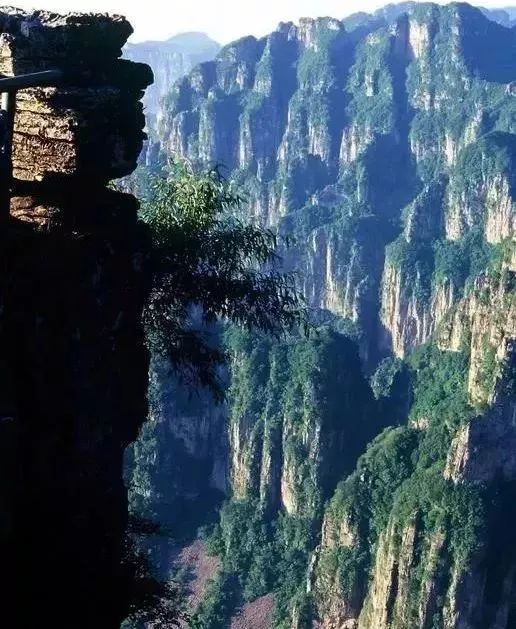 石楼山风景区位于兴县县城