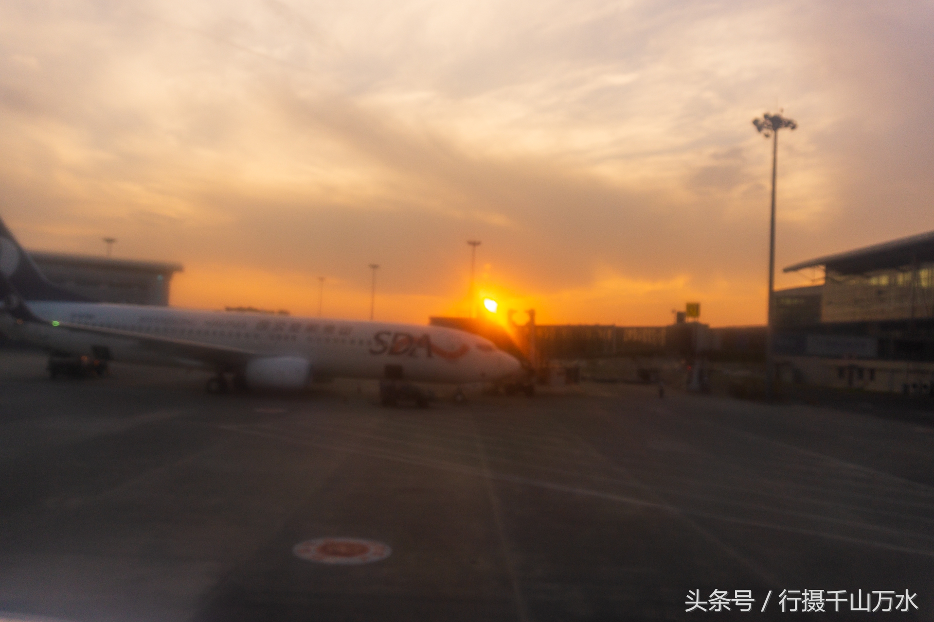 实拍济南机场等待起飞的大飞机,停机坪的飞机稀稀拉拉