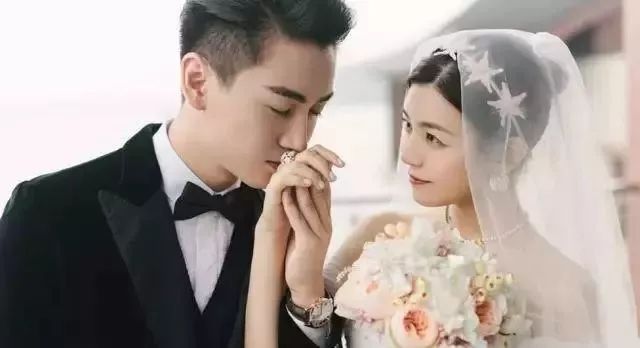 2018明星婚纱相_张馨予真是明星中一股清流,三套婚纱12万,却穿出上百万的感觉(2)