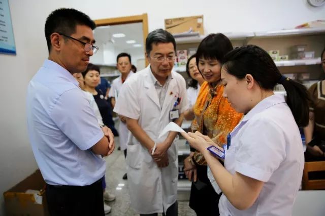 沈阳药科大学冯玉竑副校长一行到辽宁省金秋医院参观调研