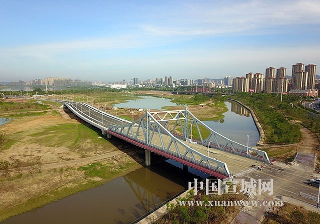 宣城宛陵湖东湖公园钢构大桥已合拢建成