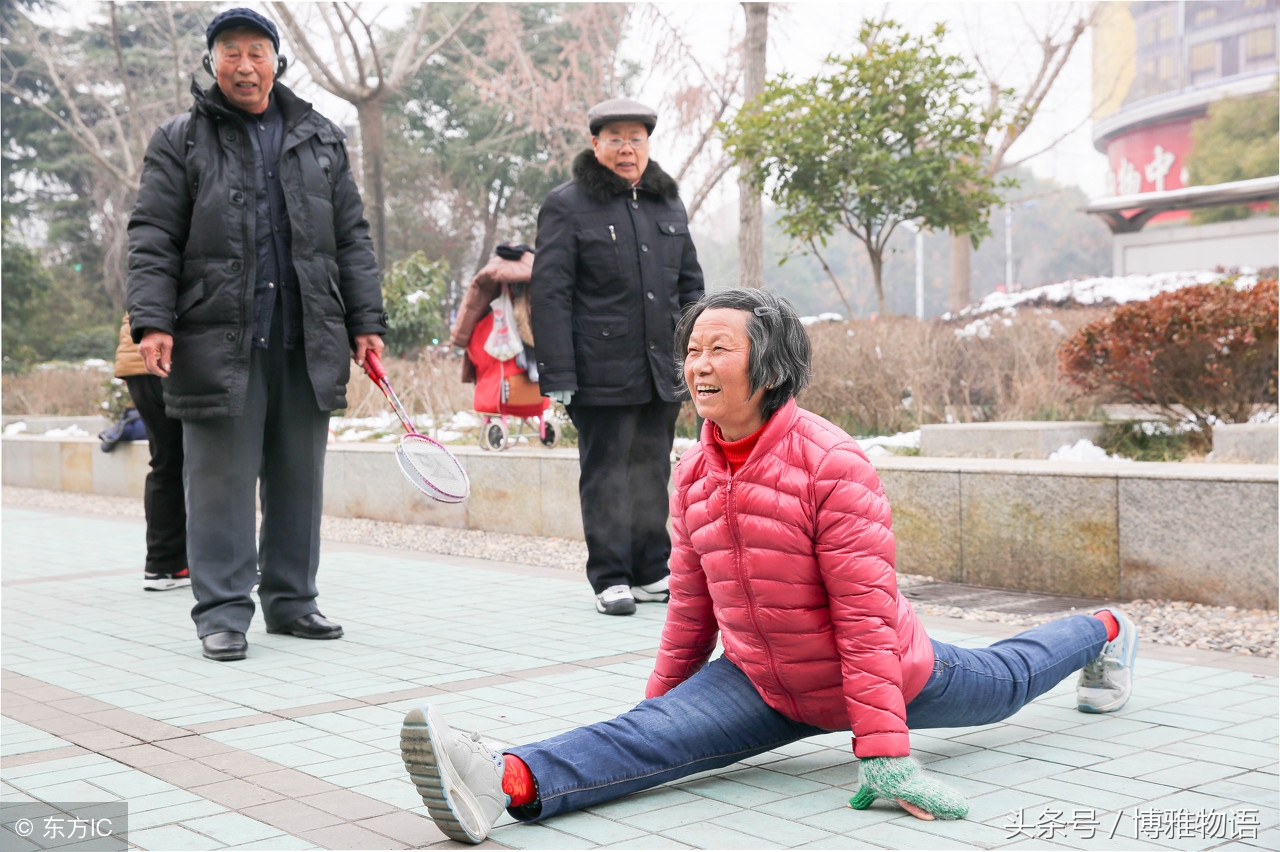 70岁老太玩倒立高难度劈叉以前每年要住院几次如今啥毛病没有