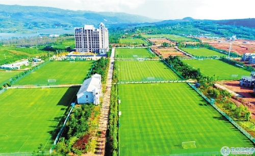 泸西建成中国最大高原足球训练基地.泸西高原足球训练基地供图