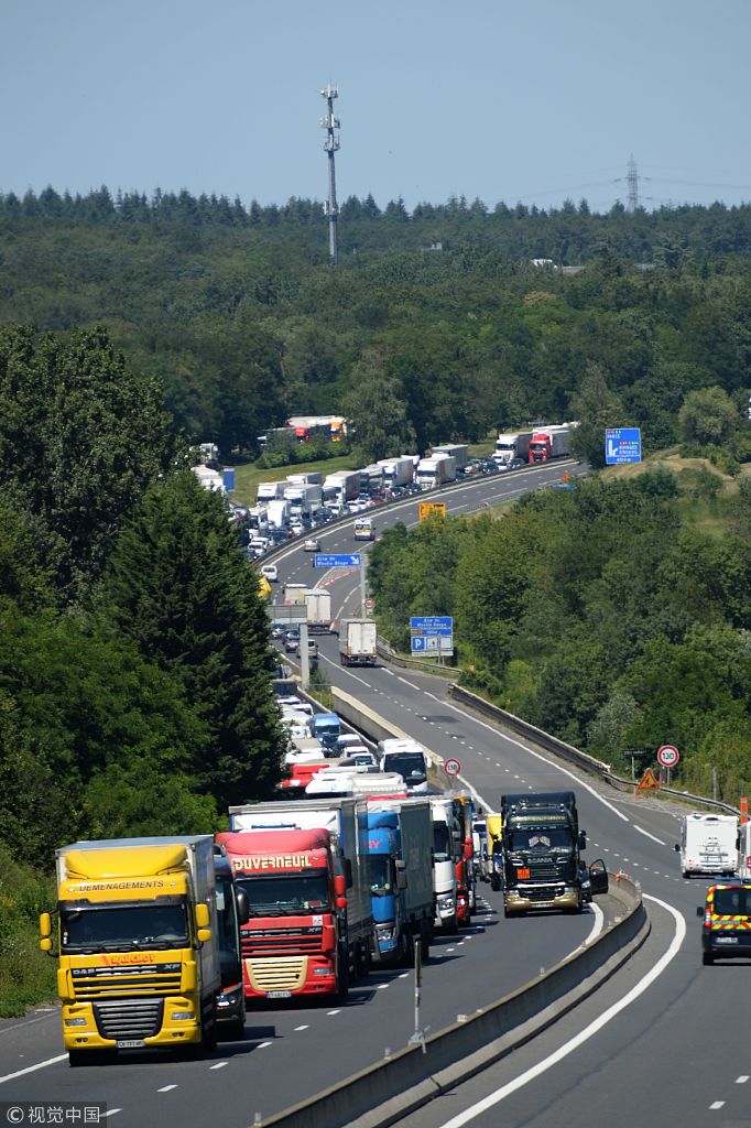 法国高速公路多辆卡车汽车连环撞 2人重伤公路关闭