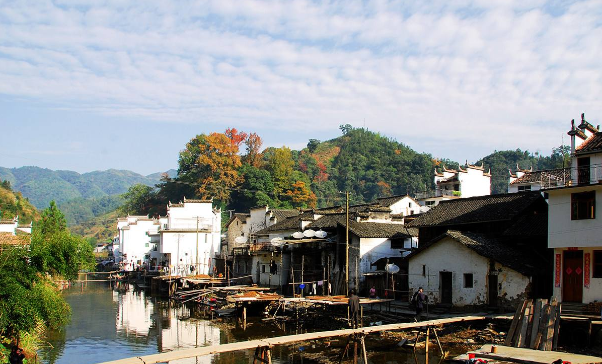 旅游 正文  走上村庄对面的小山坡就能看见整个菊径村,小河像护城河似