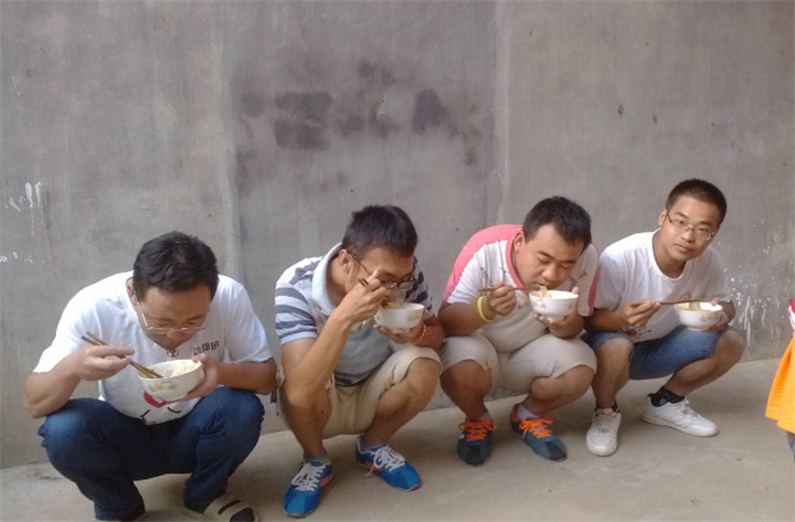 项目经理说,河南人吃面没有坐桌的,都是蹲着吃.