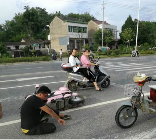 宣城市区路口发生交通事故,电动车压到司机头部,伤者满脸是血