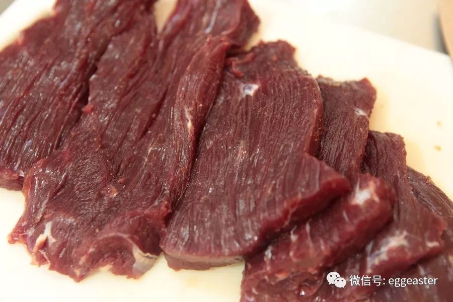 温柔对待才能有好吃的手撕牛肉