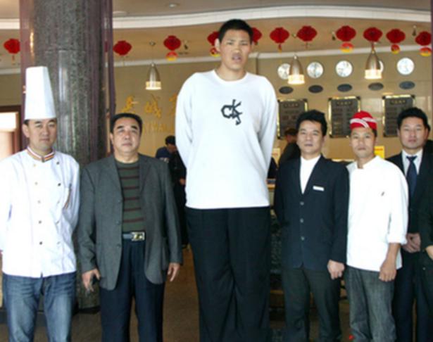 赵亮,身高246cm,中国第一巨人,比曾经享有"世界第一巨人"之称的鲍喜顺