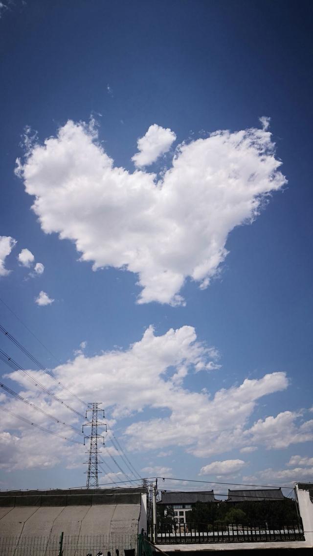 北京高温天空出现心形云朵