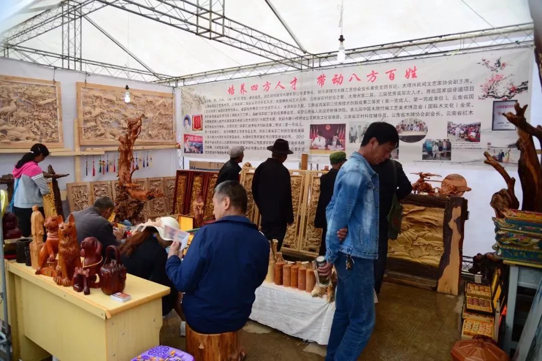 剑川木雕文化节开幕啦！不仅有民间绝活，还有各路小吃，商品展销，快去 