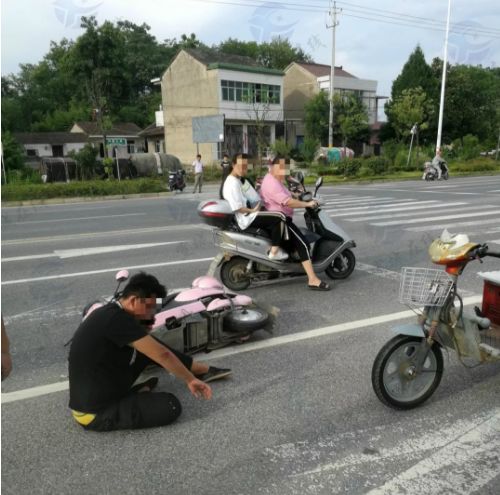 宣城市区路口发生交通事故,电动车压到司机头部,伤者满脸是血