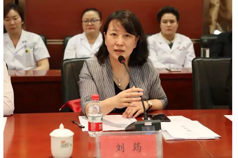 近日,天津市人民医院副院长刘筠,和田地区人民医院院长沈军分别代表