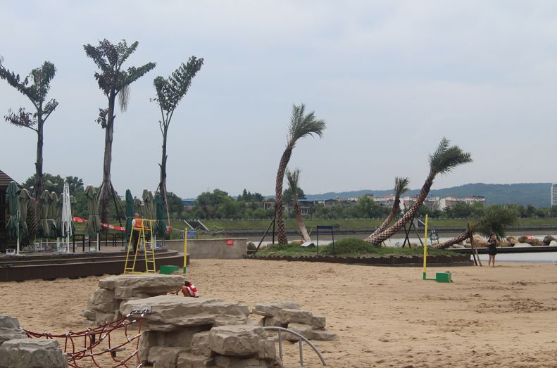 江油持续暴雨中,实拍明月岛公园暴雨后园区情况,涪江河水位下降市民