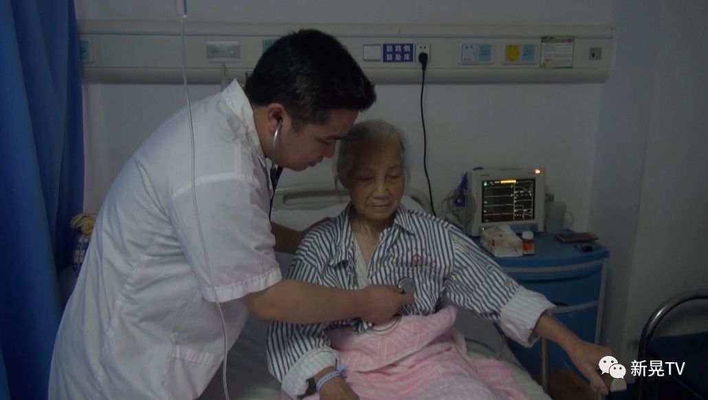 县人民医院成功为一名99岁老人安植心脏起搏器