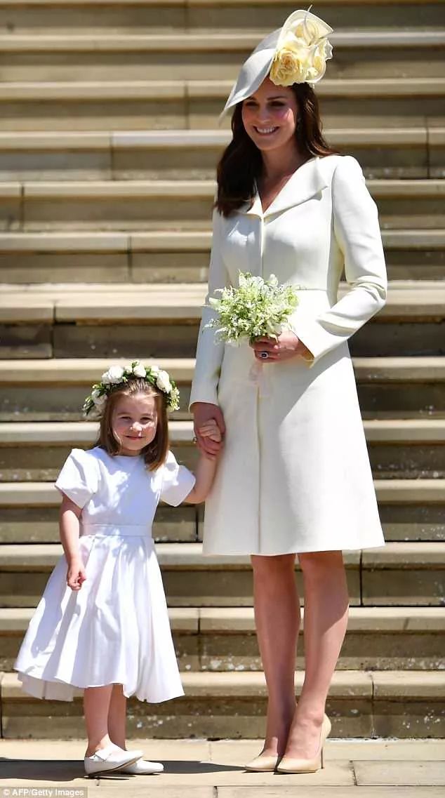 从凯特王妃,夏洛特小公主同行的这个细节,看英国皇室的穿衣搭配