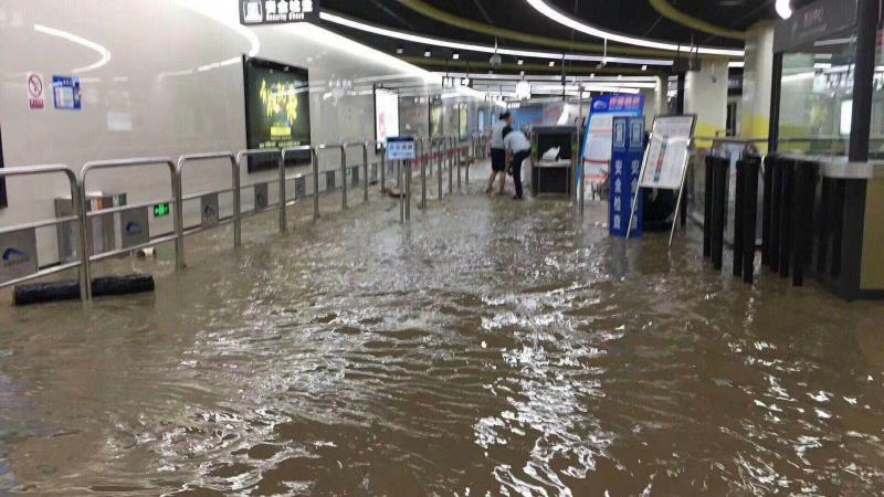 暴雨突袭成都!地铁站成"水帘洞 乘客在车内"看海"