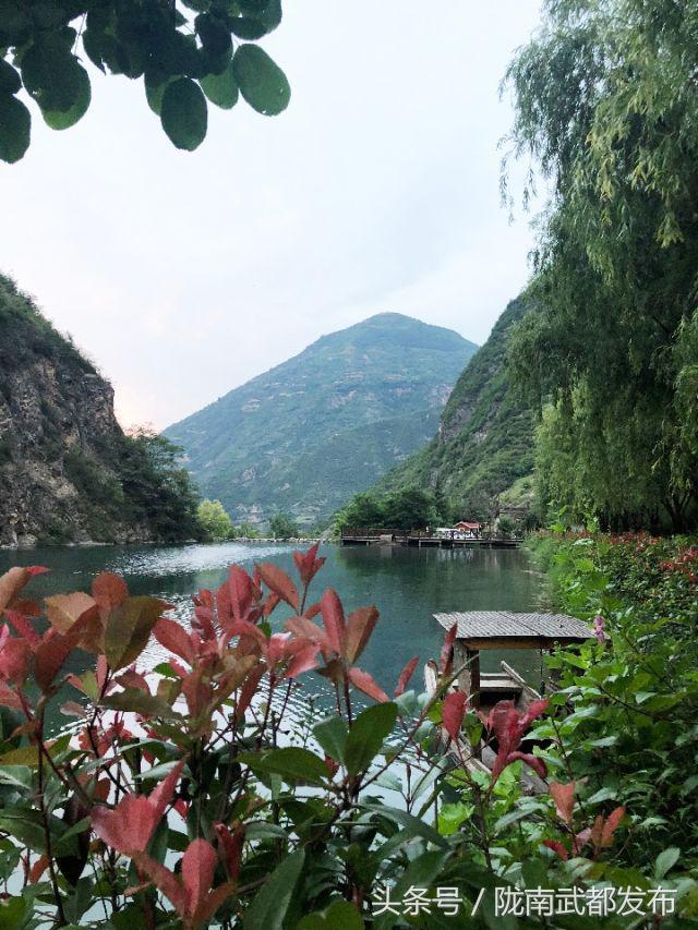 武都区城郊的姚寨沟山岭叠翠,碧波荡漾,成为当地人避暑休闲旅游的好