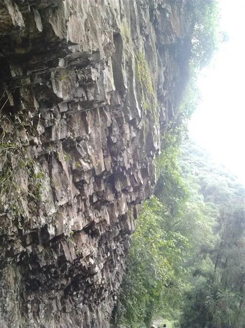 构造6基性岩~两组节理控制下的球形风化5花岗岩地区经常见到的"壶穴"