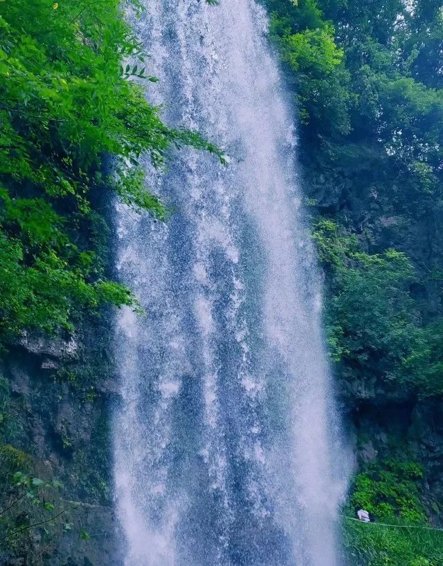 峰腰挂瀑,飞泉如练,彩池连绵